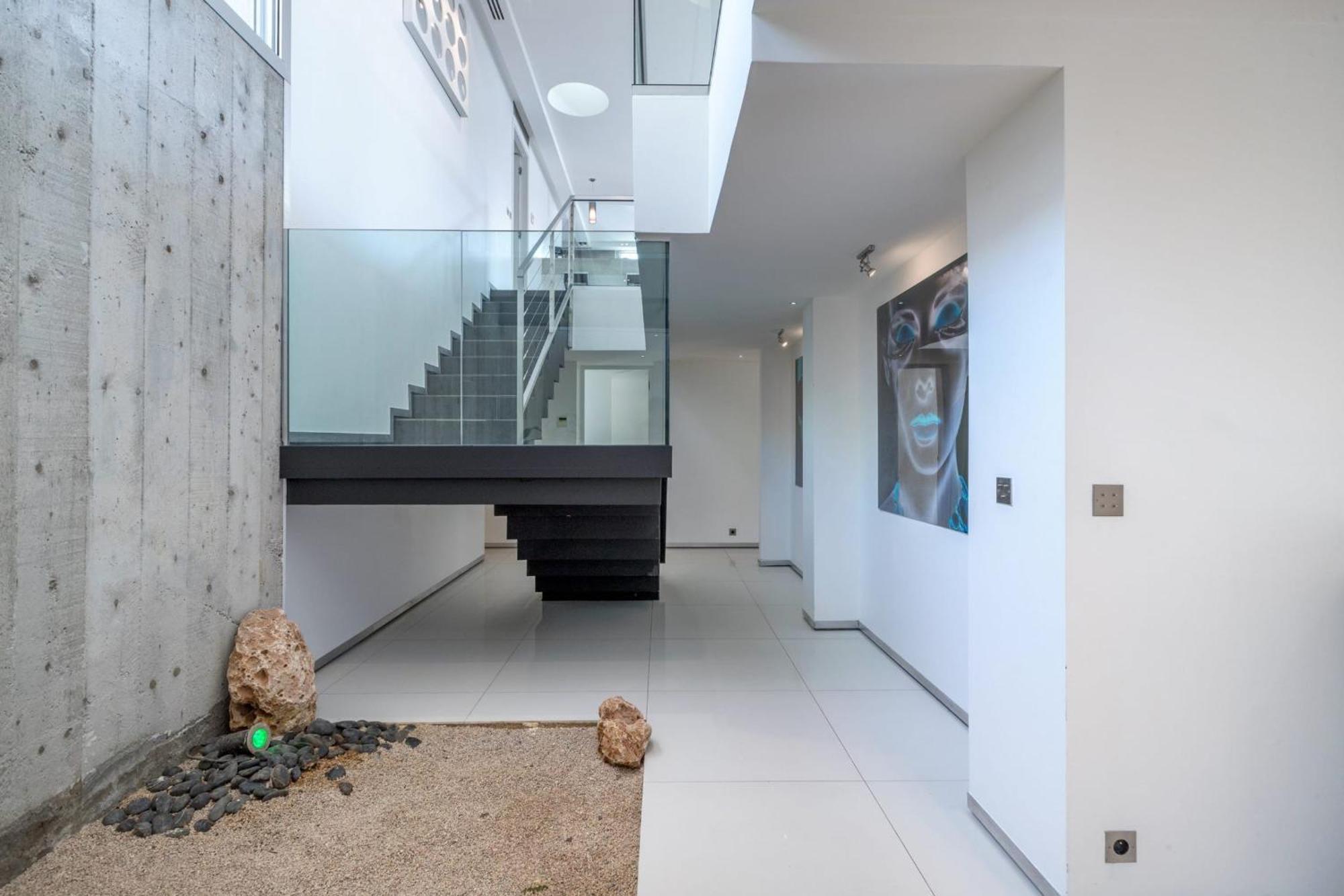 Gorgeous Private Modern With Swimming Pool