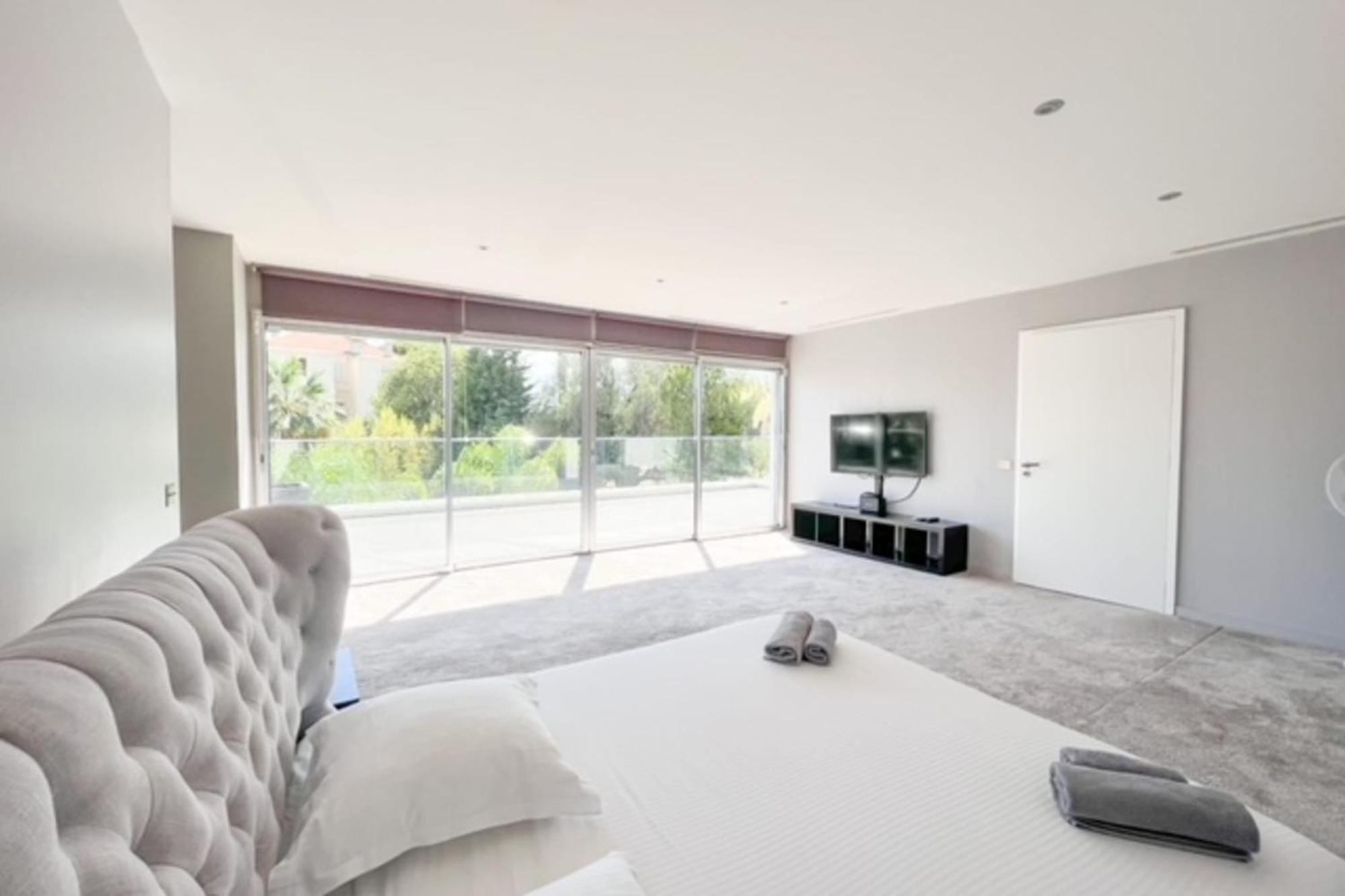 Gorgeous Private Modern With Swimming Pool
