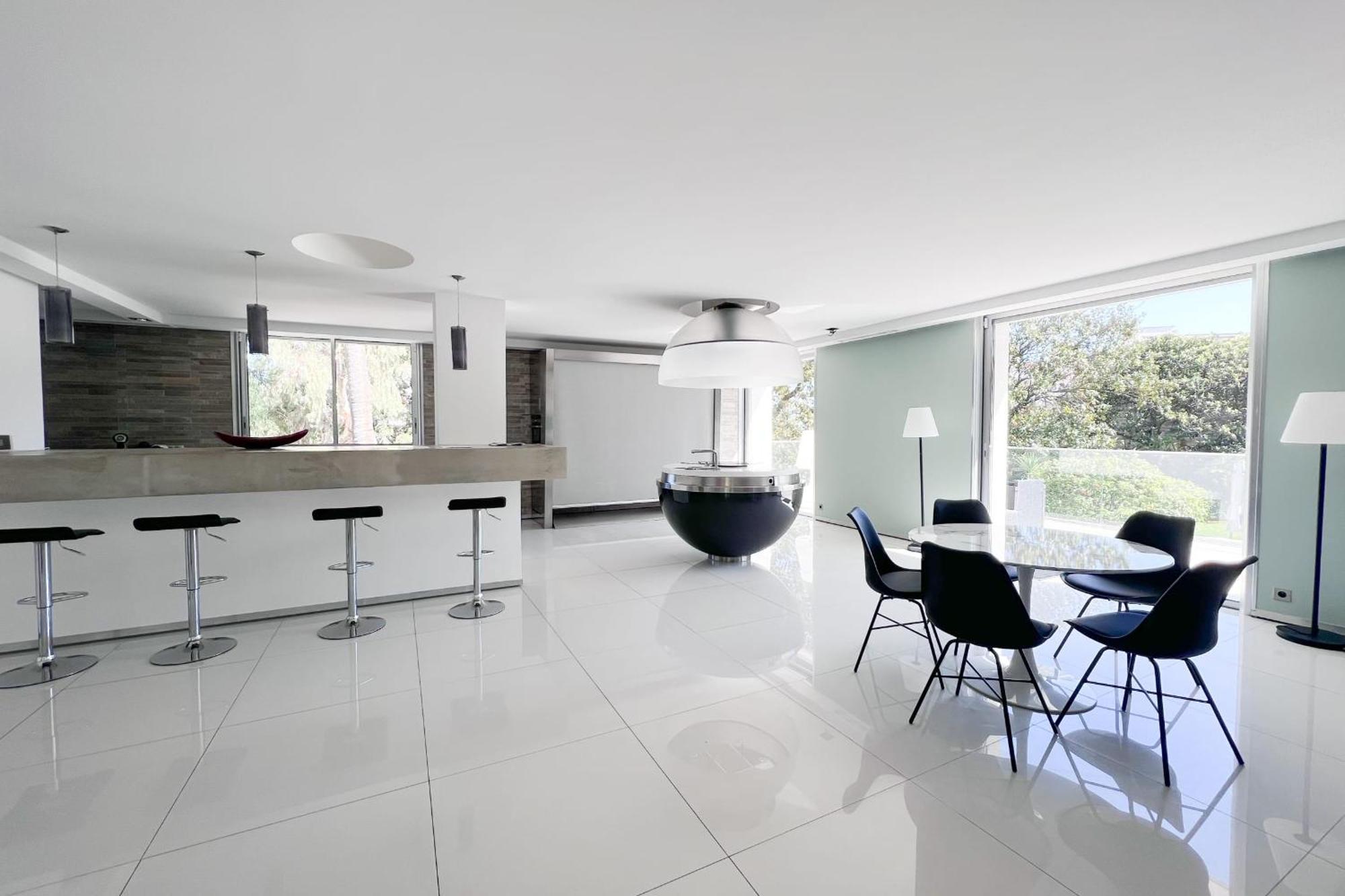 Gorgeous Private Modern With Swimming Pool