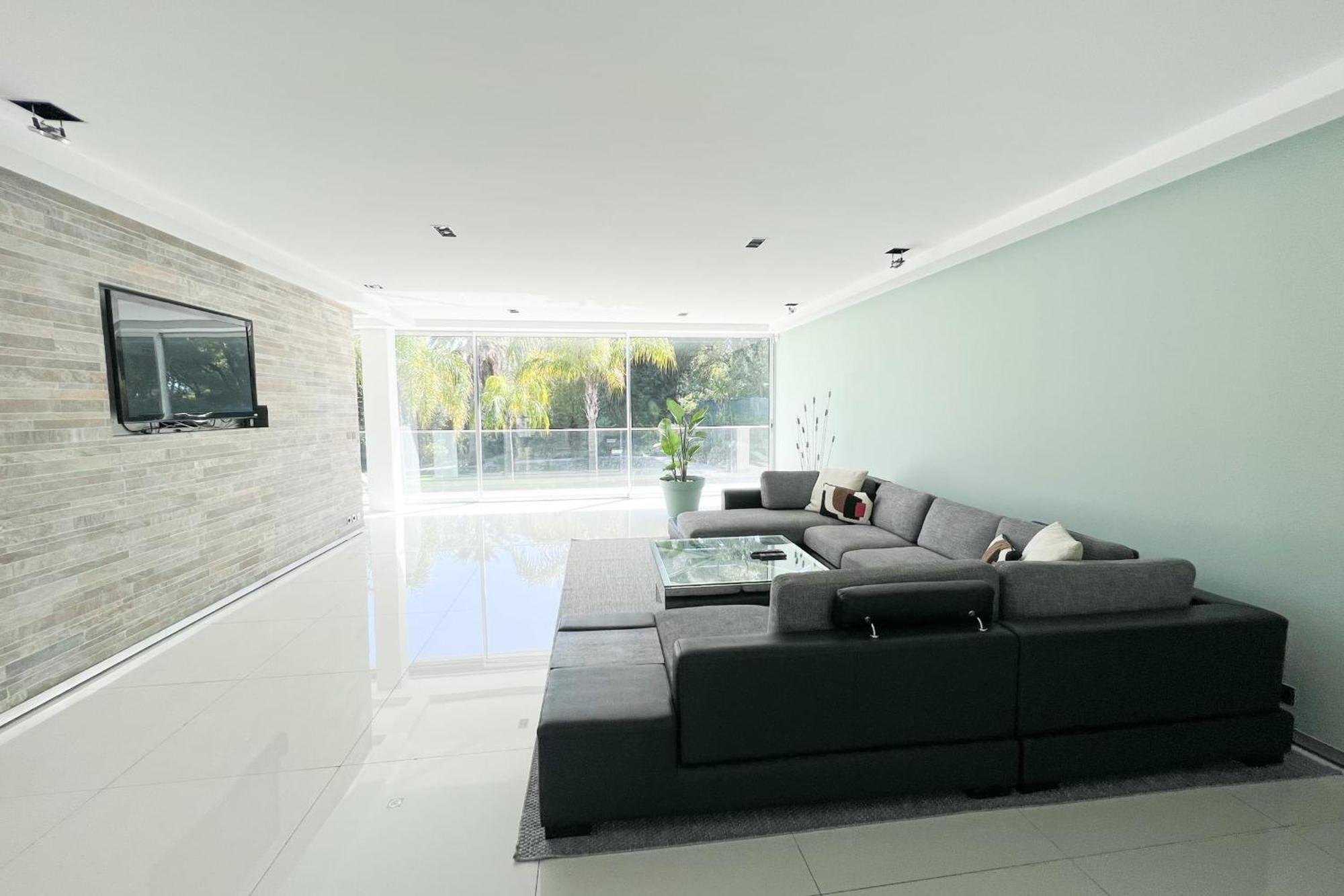 Gorgeous Private Modern With Swimming Pool Villa *