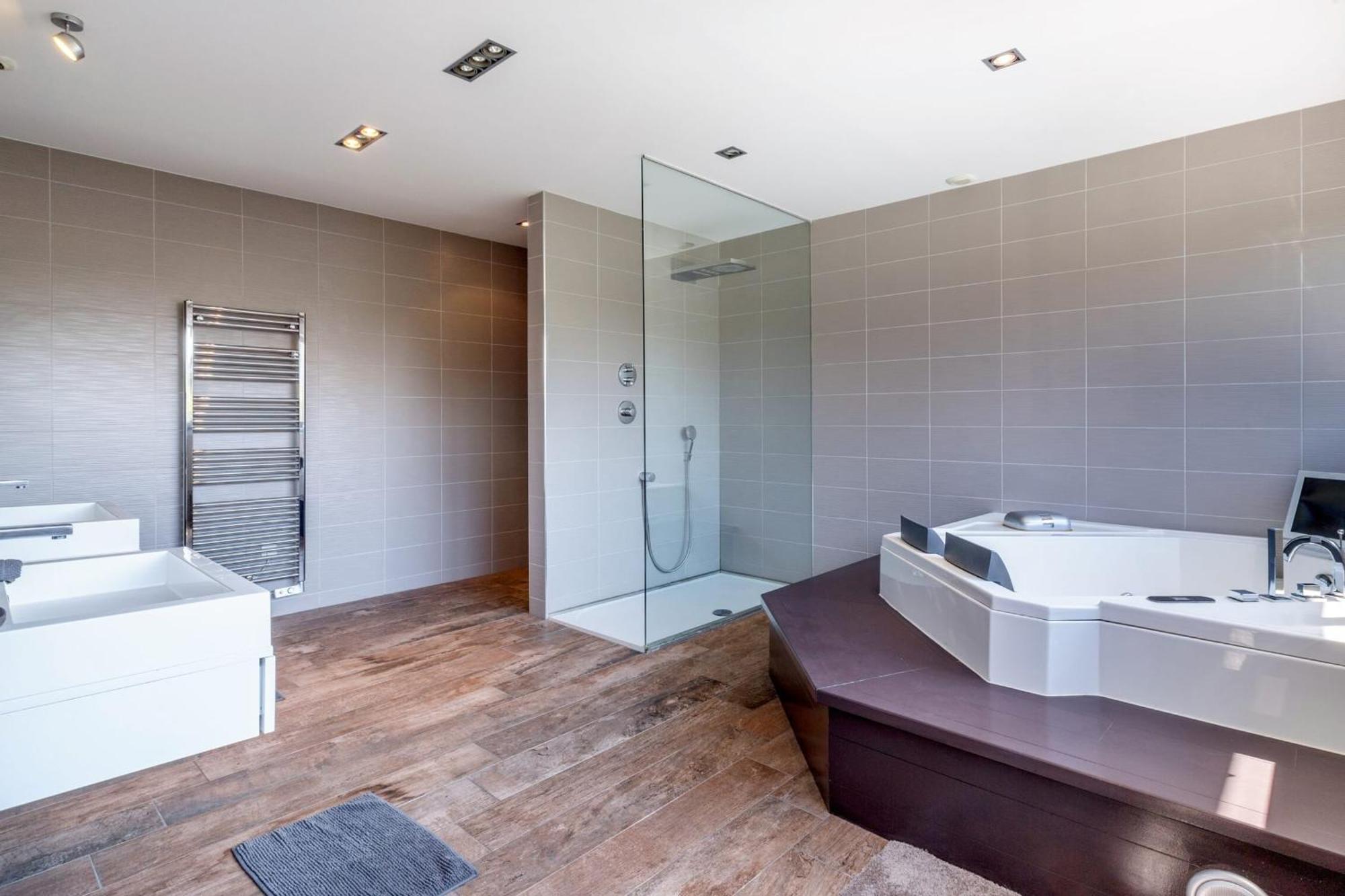 Gorgeous Private Modern With Swimming Pool *